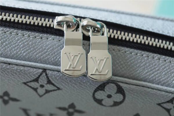 Louis Vuitton Outdoor Messenger Bag 26cm - Image 2