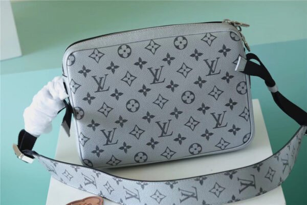 Louis Vuitton Outdoor Messenger Bag 26cm - Image 9