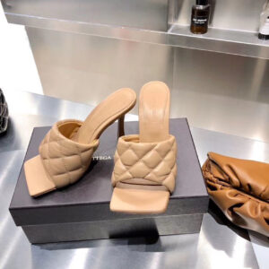 Bottega Veneta Puffy Dream Square Mules Lambskin Leather Spring/Summer 2020 Collection, Beige