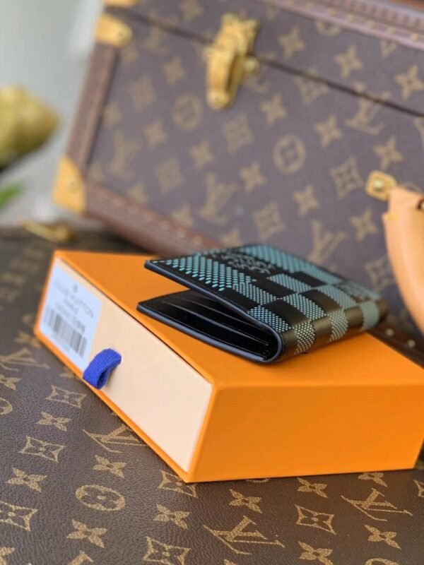 Louis Vuitton Damier Wallet 8cm Green - Image 4