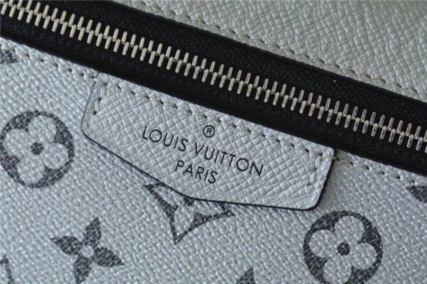 Louis Vuitton Outdoor Messenger Bag 26cm - Image 5