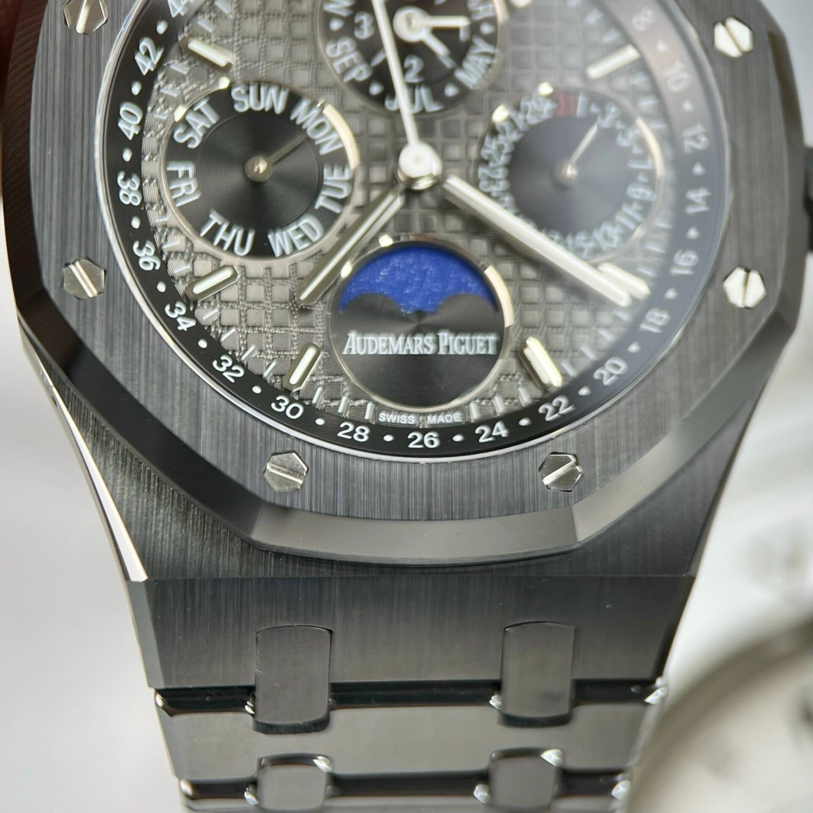Audemars Piguet Royal Oak 26579CB Black Ceramic Watch 41mm - Image 5