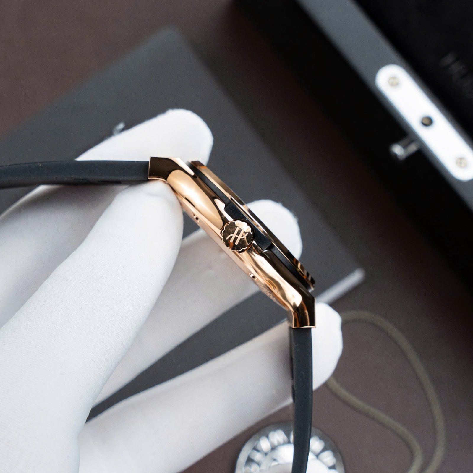 Hublot Classic Fusion King Gold Black Dial Watch Movement SW300 Rubber Strap 42mm - Image 5