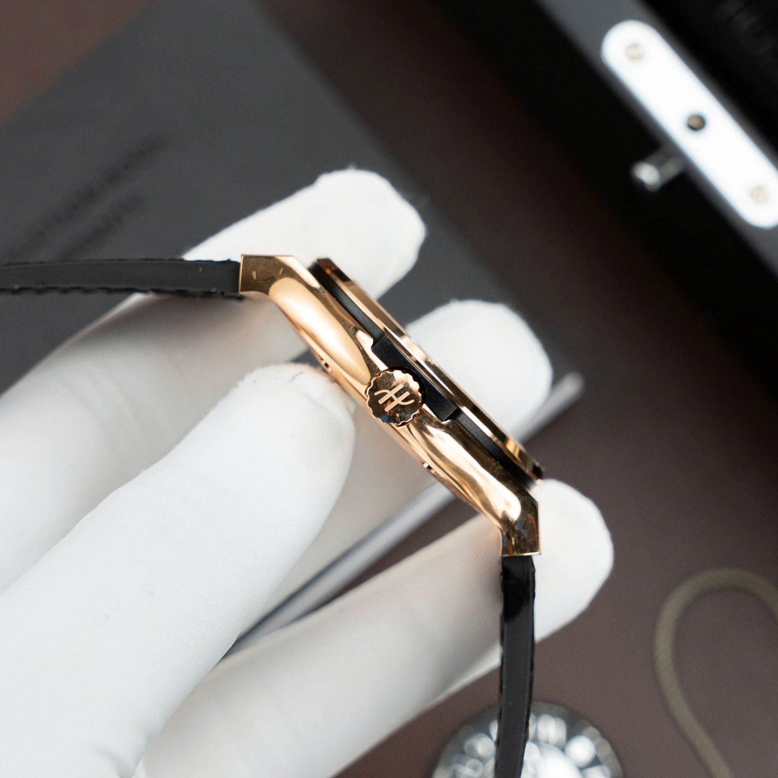 Hublot Classic Fusion King Gold Watch Black Dial Movement SW300 Crocodile Leather Strap 42mm - Image 5