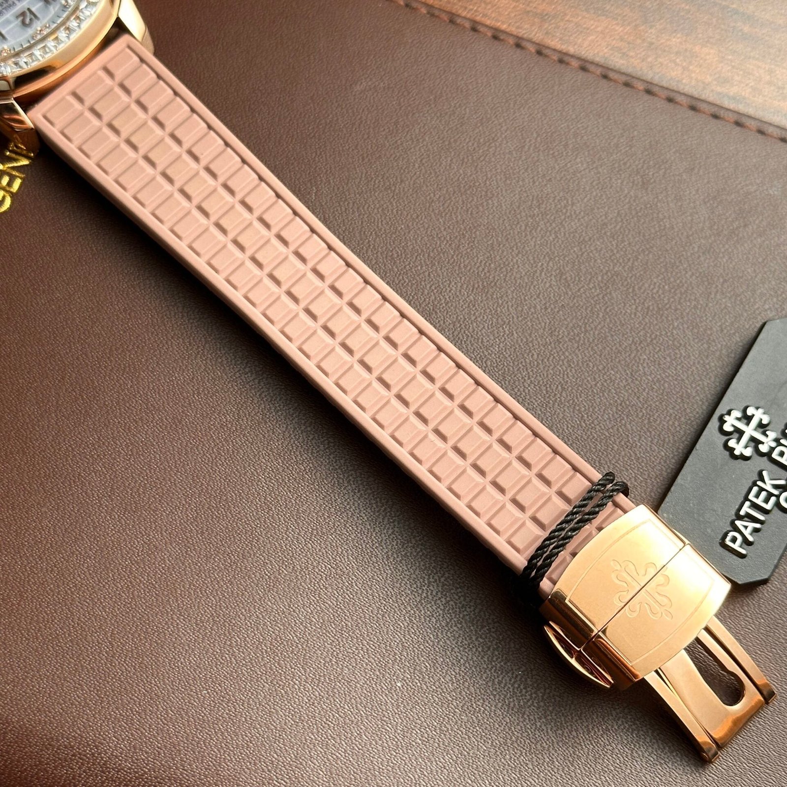 Patek Philippe Aquanaut 5072R Watch Pink Strap Mother-Of-Pearl Dial 35.6mm - Image 6