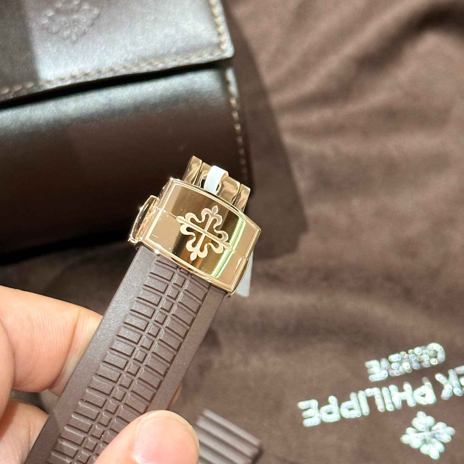 Patek Philippe Aquanaut 5164R Genuine Watch Gold Wrapped 40.8mm - Image 4