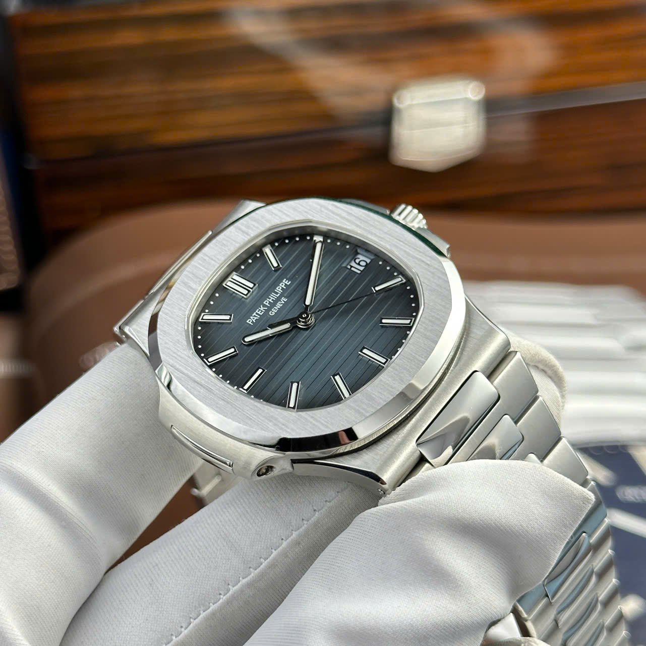 Patek Philippe Nautilus 5711 Watch Refined Full Options Like Auth 40mm - Image 5