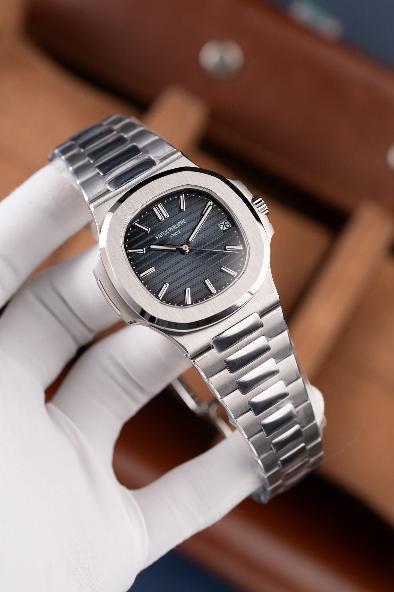 Patek Philippe Nautilus 5711 Watch Blue Dial Metal Wire 40mm - Image 2