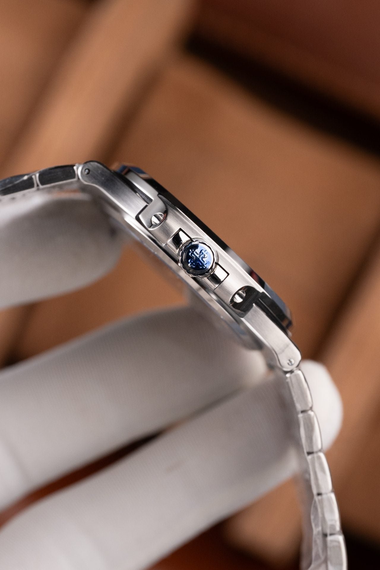 Patek Philippe Nautilus 5711 Watch Blue Dial Metal Wire 40mm - Image 9