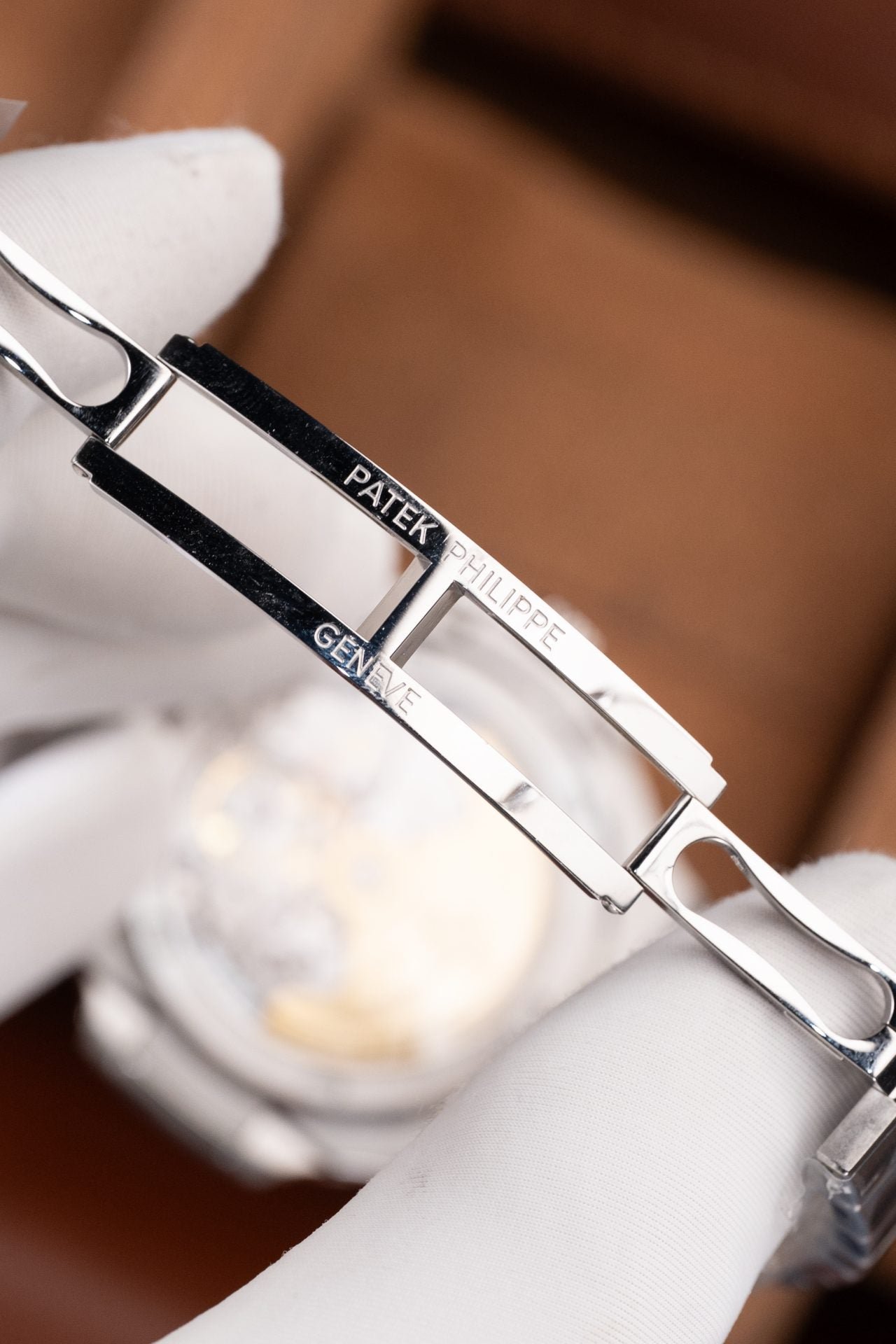 Patek Philippe Nautilus 5711 Watch Blue Dial Metal Wire 40mm - Image 15