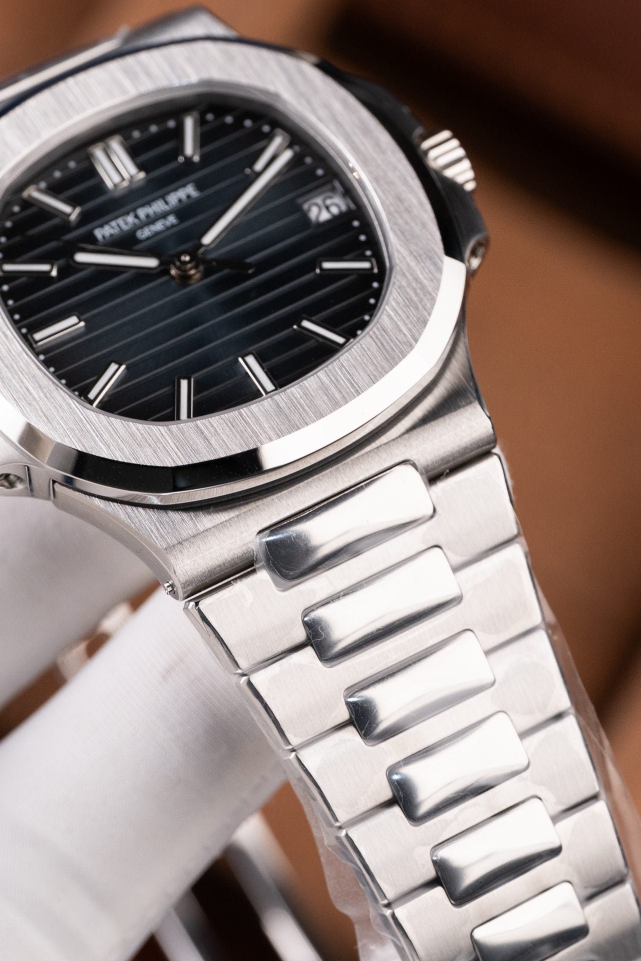 Patek Philippe Nautilus 5711 Watch Blue Dial Metal Wire 40mm - Image 3