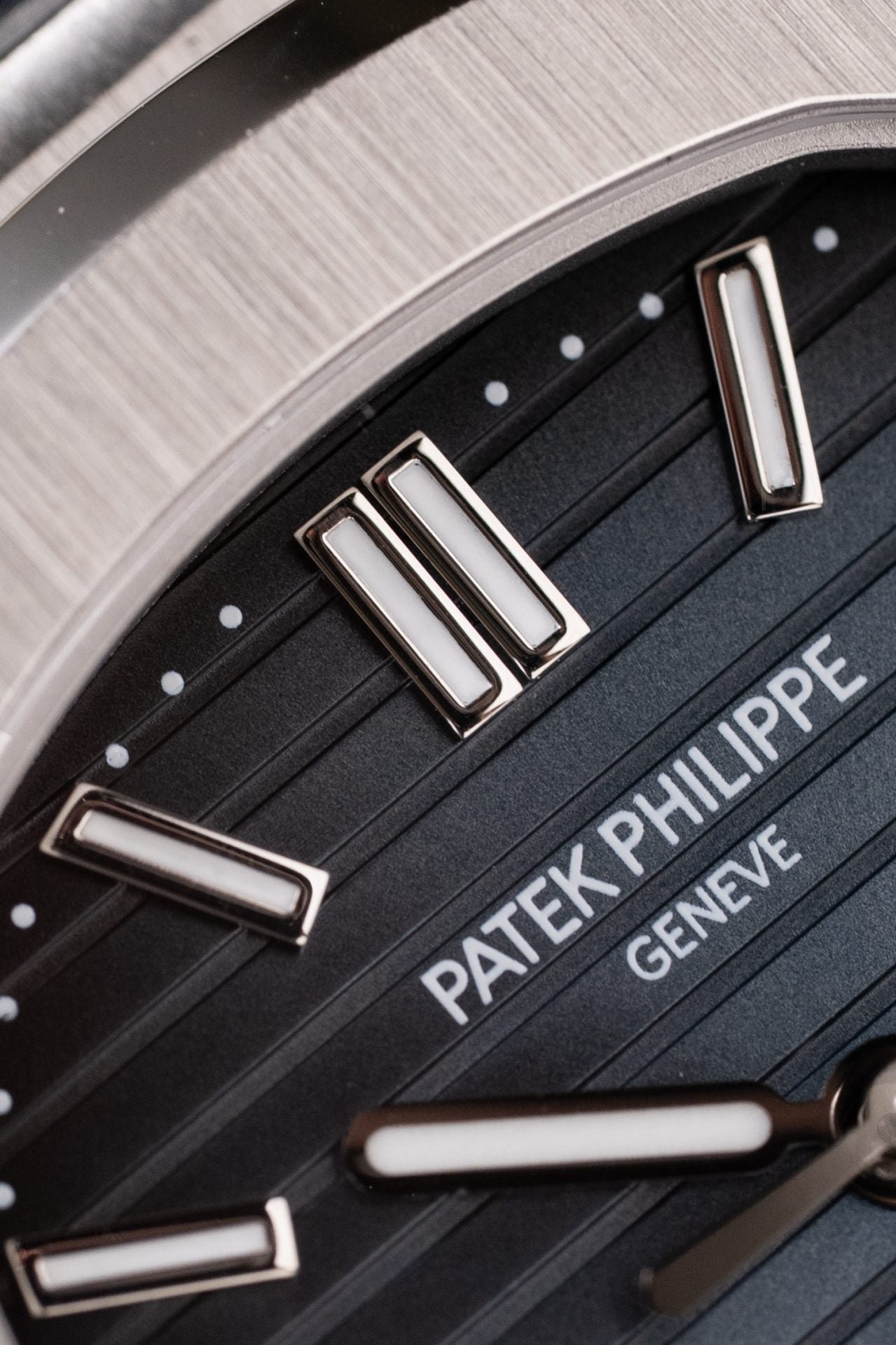 Patek Philippe Nautilus 5711 Watch Blue Dial Metal Wire 40mm - Image 5