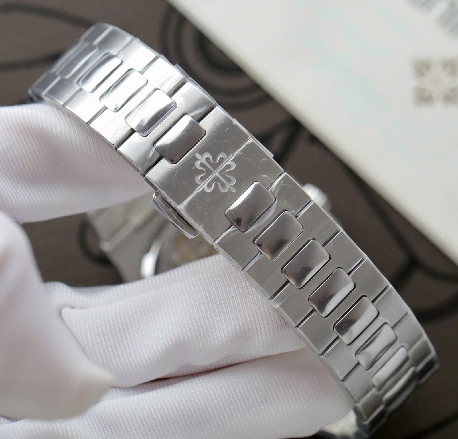 Patek Philippe Nautilus 5712 Watch Cherry Dial Metal Strap 40mm - Image 9