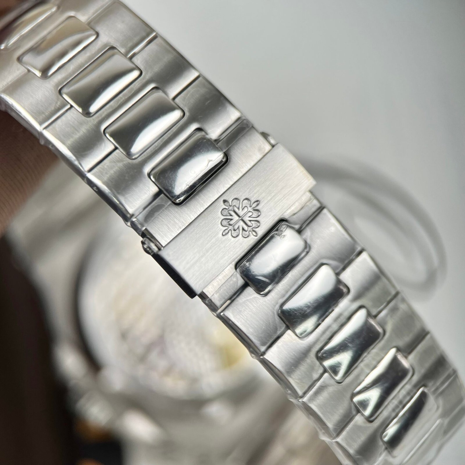 Patek Philippe Nautilus 5712 Watch Green Dial 40mm - Image 3