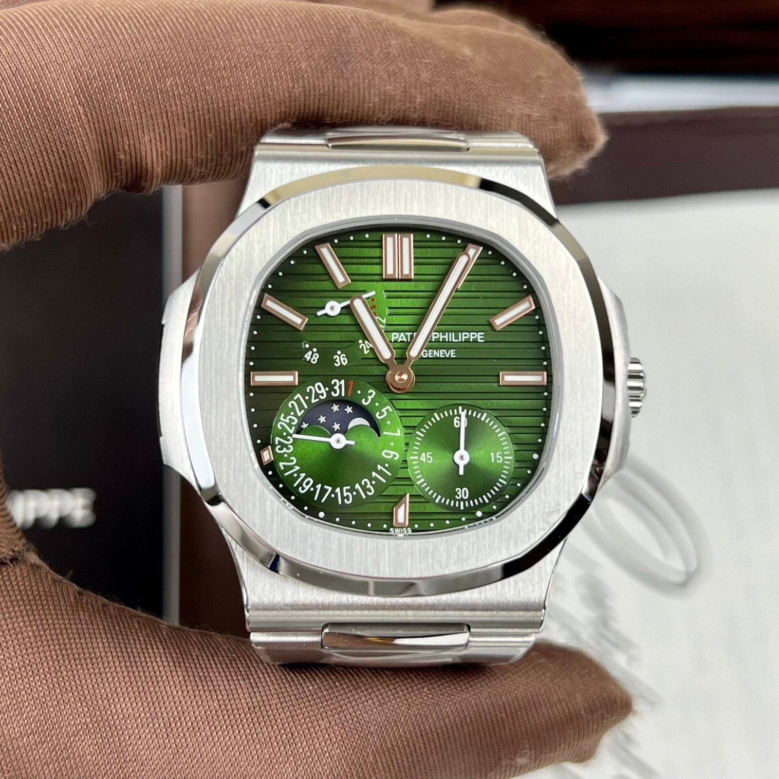 Patek Philippe Nautilus 5712 Watch Green Dial 40mm - Image 2